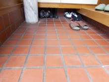 玄関ドアとタイルを変えてスタイリッシュな玄関まわりに 玄関ドアとタイルを変えてスタイリッシュな玄関まわりに